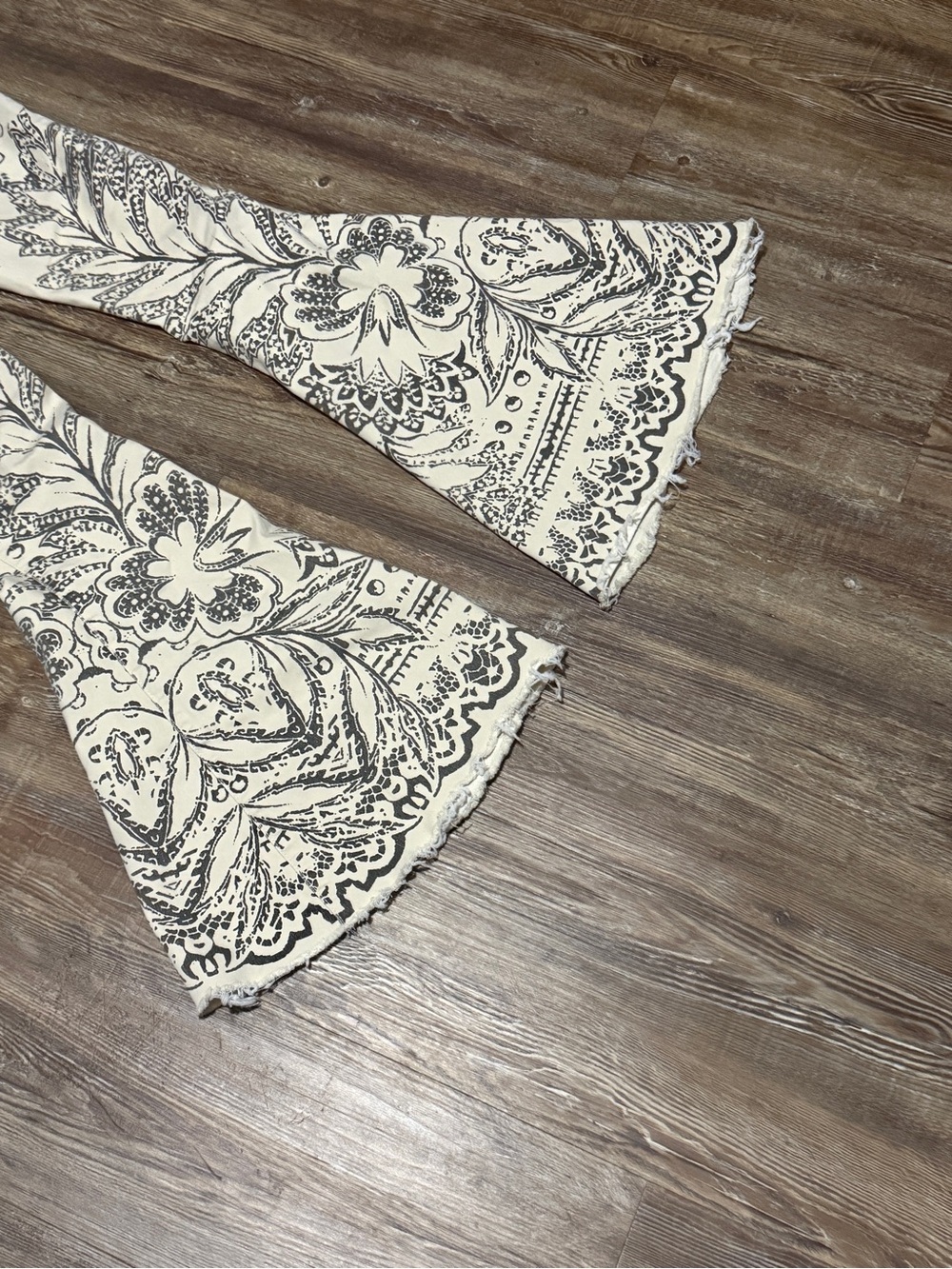 Free People Bali Paisley Floral Super Flare Jeans Women's 27 Frayed Hem All Over - Picture 7 of 8
